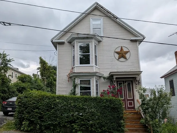 15 10th St, Lowell, MA 01850