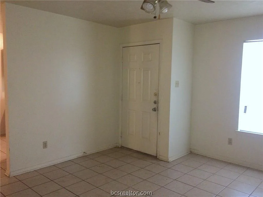 2 bed, 1.0 bath, 891 sqft, $956 — Photo 2
