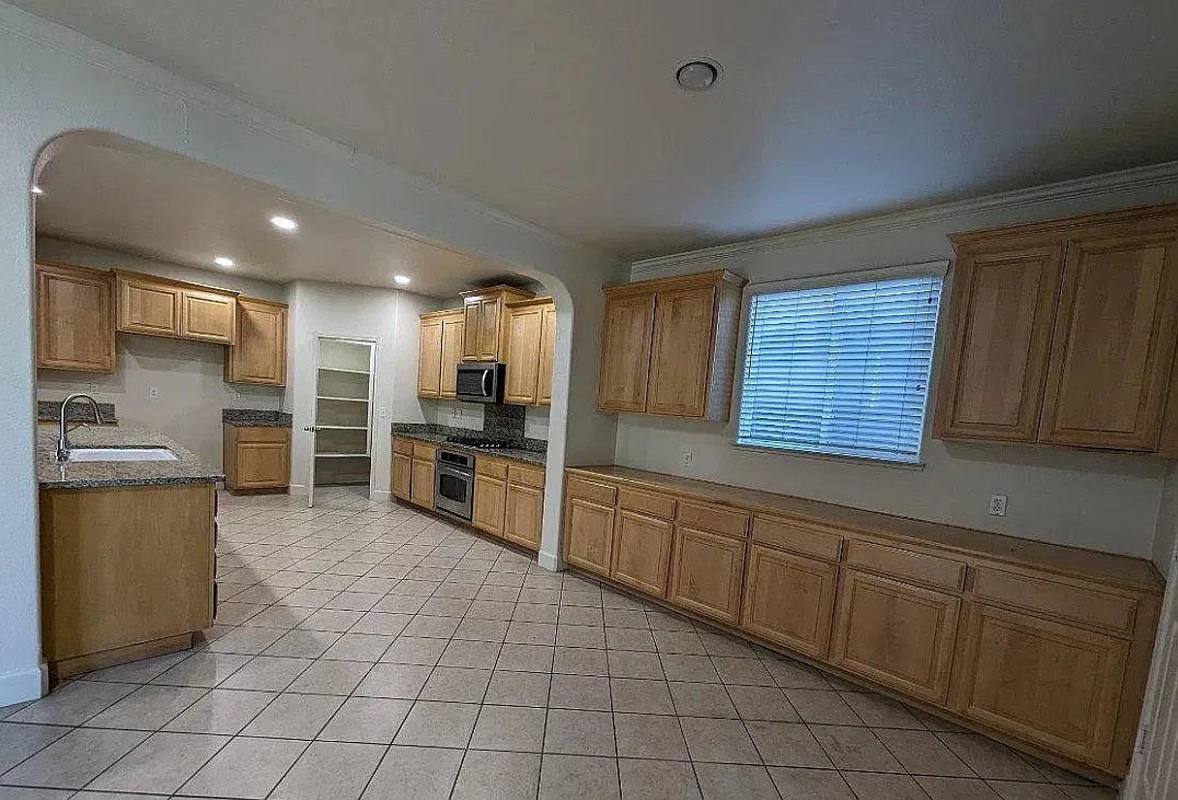 4 bed, 2327 sqft, $2,995 — Photo 4