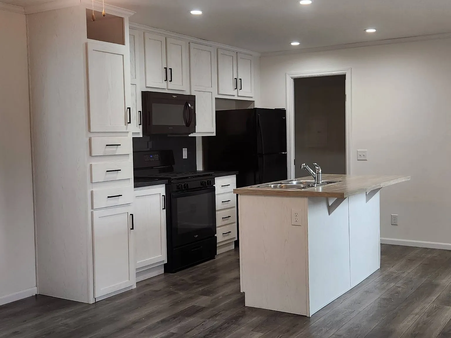 3 bed, 2.0 bath, 910 sqft, $1,200 — Photo 1