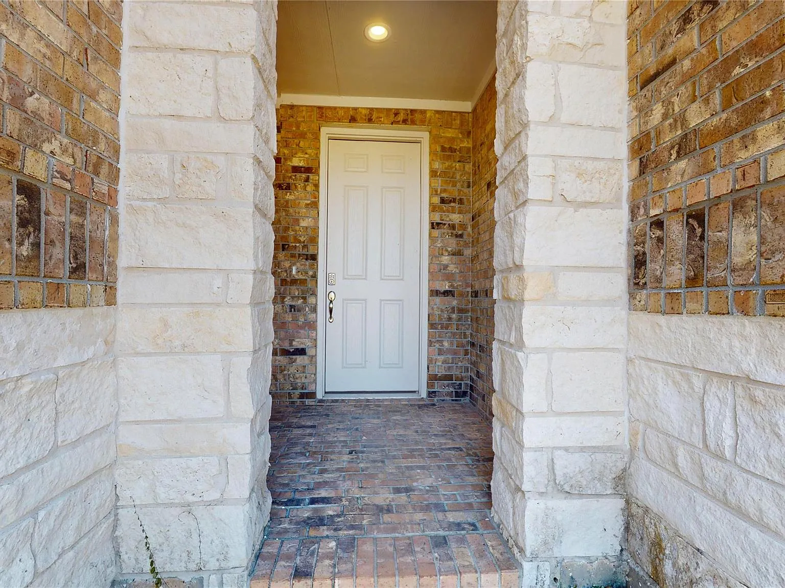 4 bed, 3.0 bath, 2404 sqft, $2,700 — Photo 2