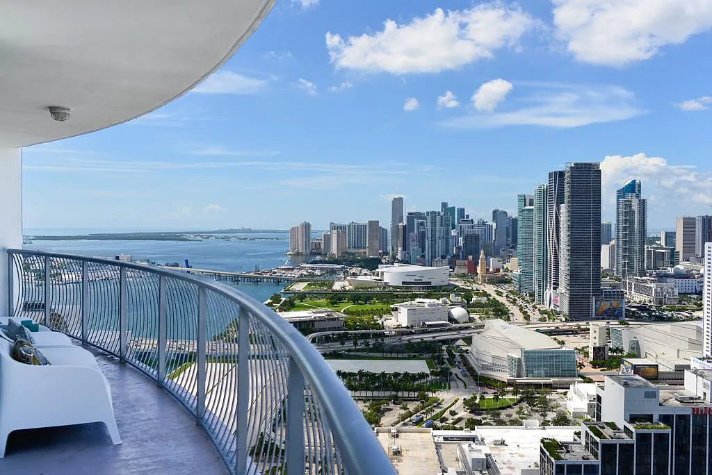 1750 N Bayshore Dr — Photo 2