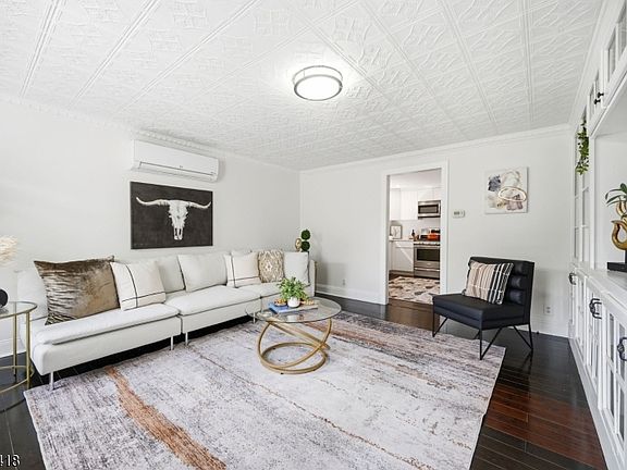 4th image of 118 Spring St