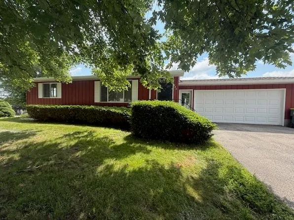 925 2nd St NW, Waukon, IA 52172