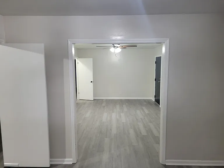 833 Elizabeth St — Photo 14