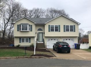 15 Pond View Dr, West Warwick, RI 02893