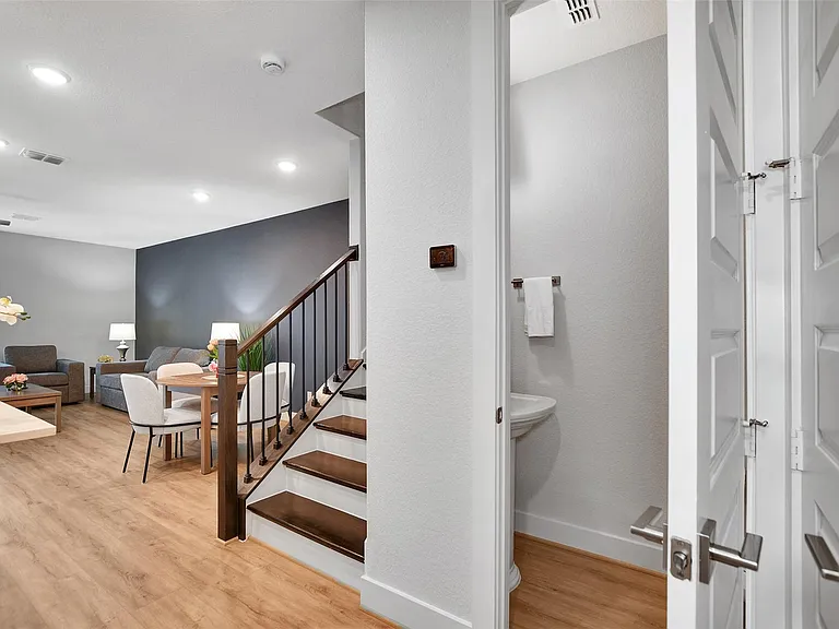 119 E 43rd St #B — Photo 15