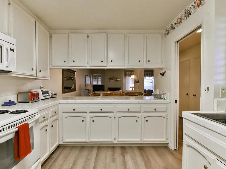 1068 Isabella Ave — Photo 13