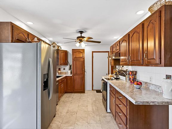 3rd image of 1160 LAKEWOOD LANE