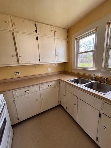 1305 E Lawrence St — Photo 4