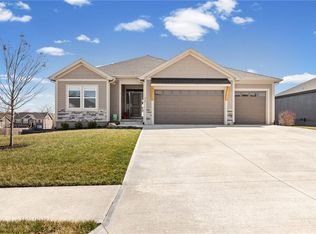 925 N Willow Ct, Tonganoxie, KS 66086