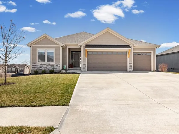 925 N Willow Ct, Tonganoxie, KS 66086