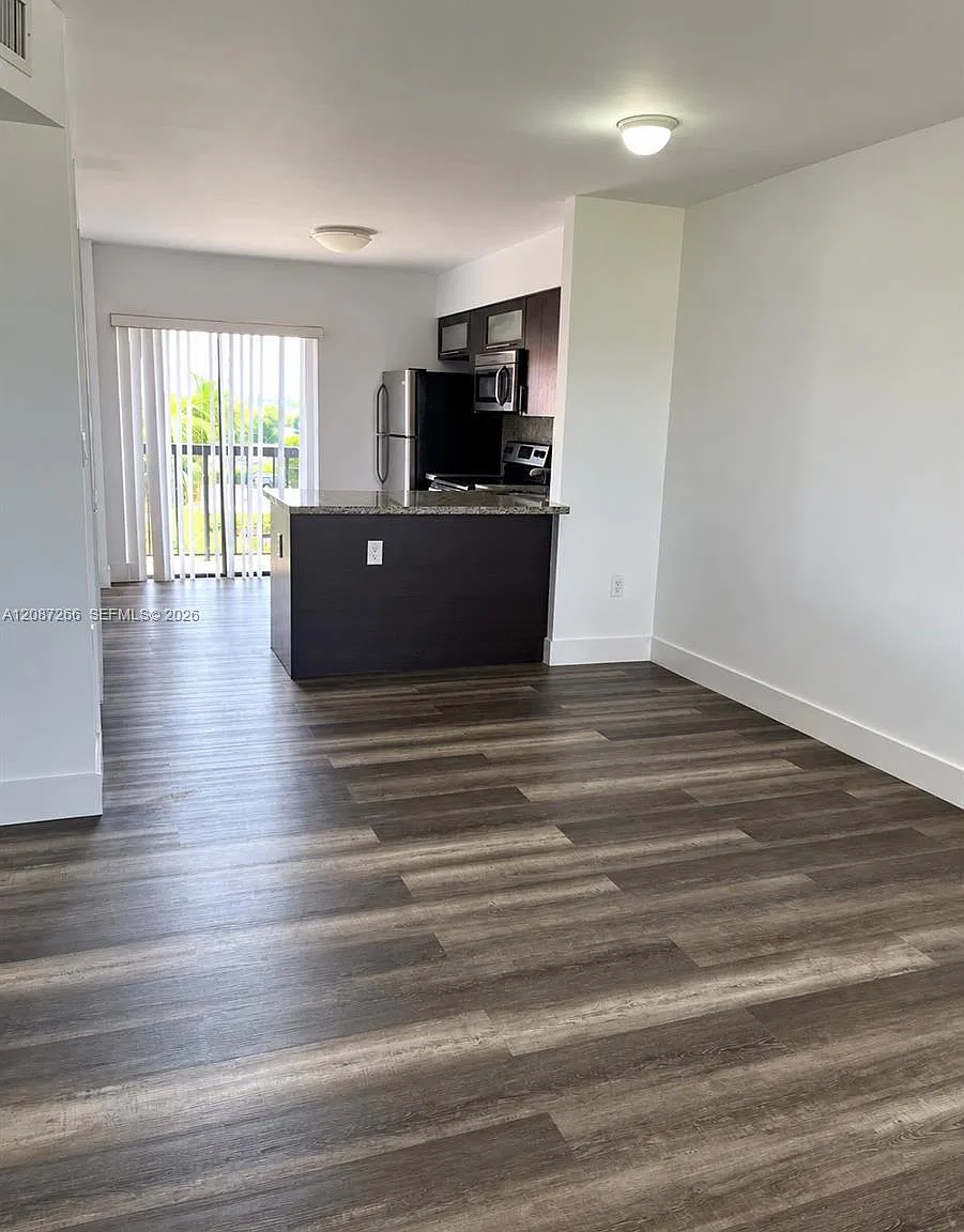 Alameda Tower 3 Condo — Photo 3