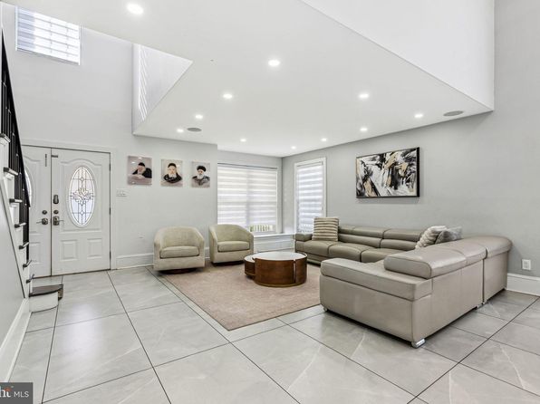 30 Country Lane Dr, Philadelphia, PA 19115