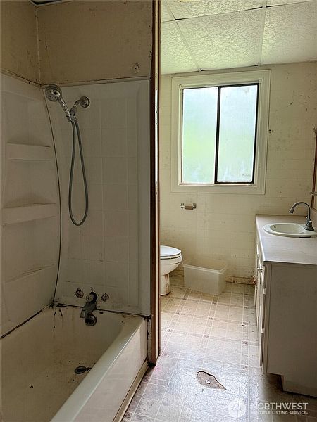5th image of 906 Maple Street