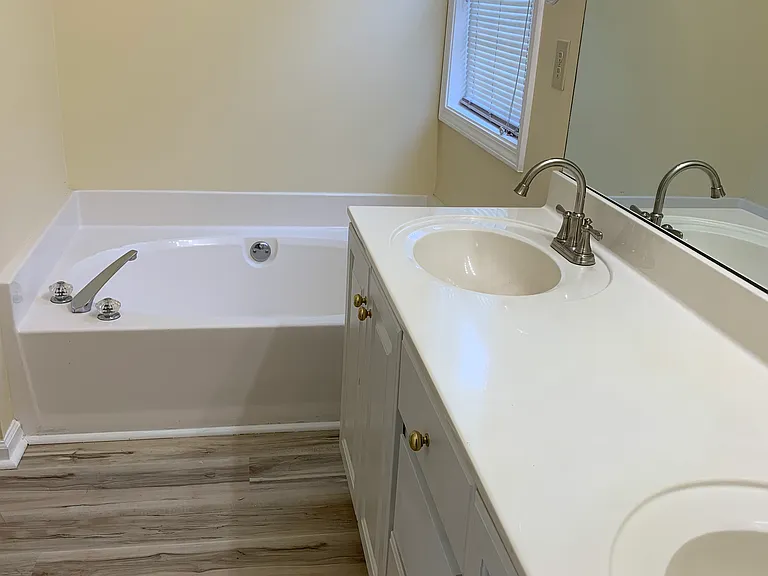 382 Silverthorn Dr NW — Photo 18