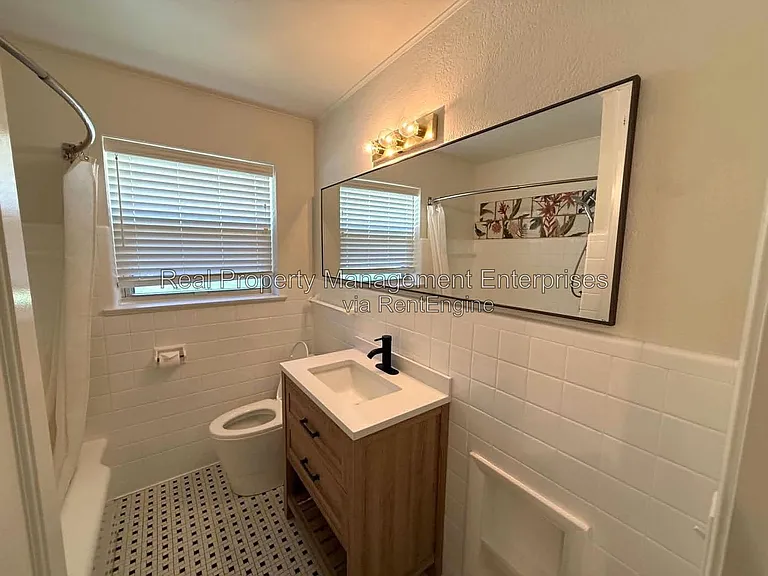 2301 N Warren Ave — Photo 30
