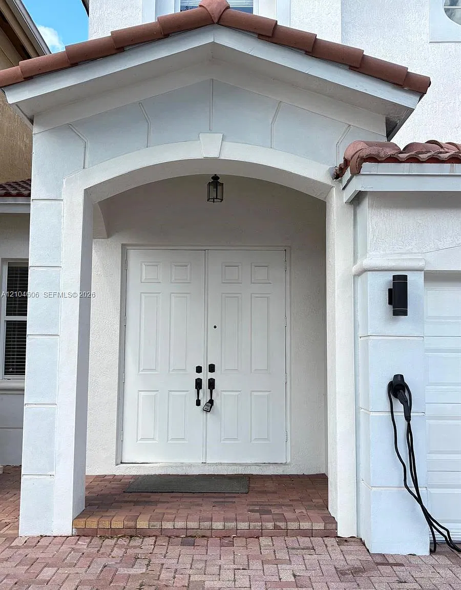 Islands At Doral Townhome — Photo 2