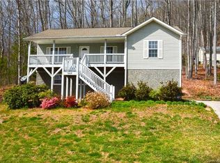 565 Beechwood Lakes Dr, Hendersonville, NC 28792