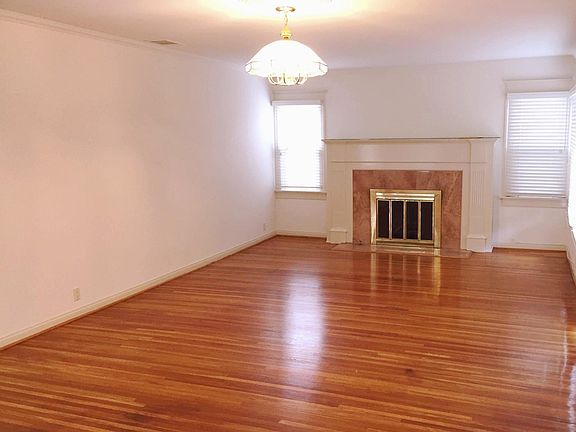 2nd image of 207 N Hobart Blvd