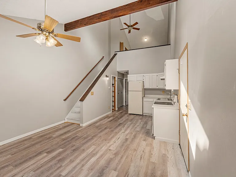 291 E Lake Ave — Photo 2