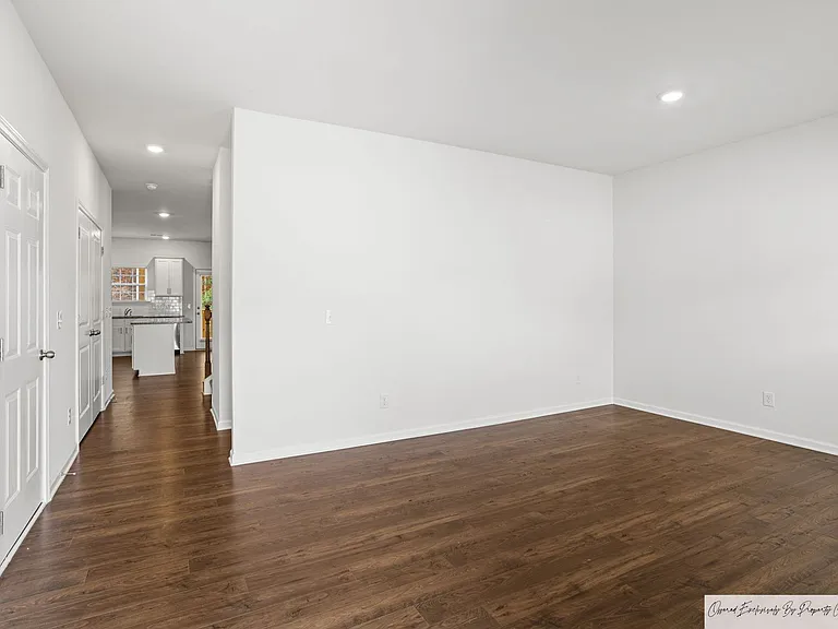 568 Stone Hollow Dr — Photo 4