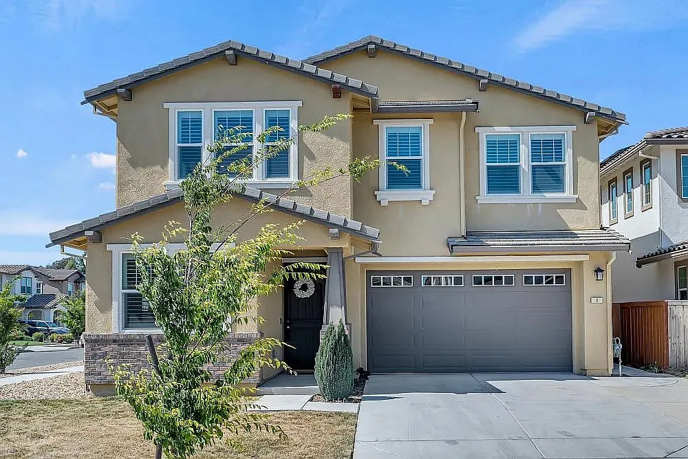 5 bed, 2222 sqft, $4,390 — Photo 1