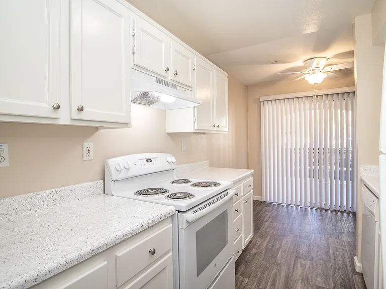 Sunny Creek Apartments — Photo 10