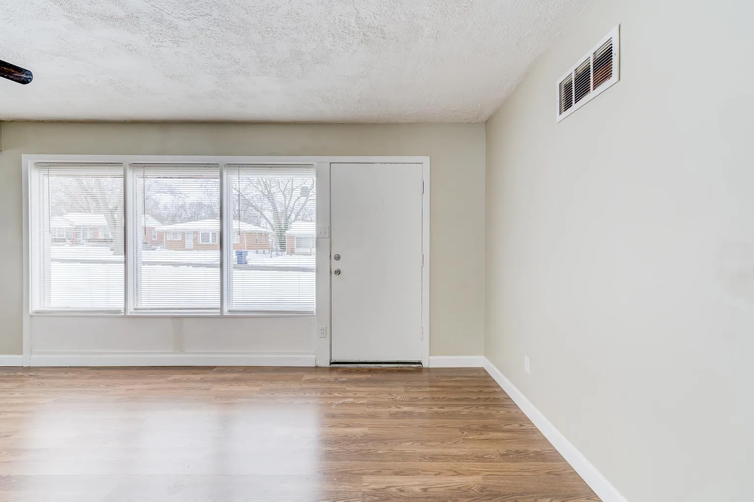 110 De Smet Dr photo 1