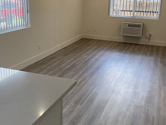 2nd image of 4942 Maplewood Ave APT 101