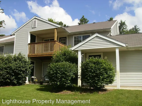 214 Hunters Ln NE, Rockford, MI 49341