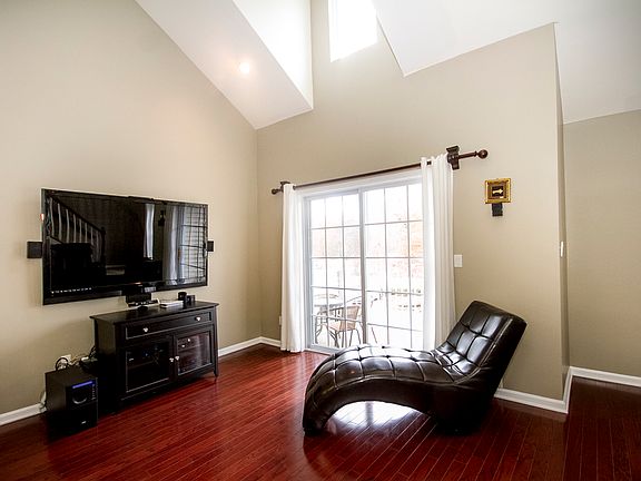 2nd image of 38 Oxford Ct