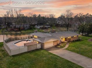 3955 Cambrook Ln, Waterford, MI
