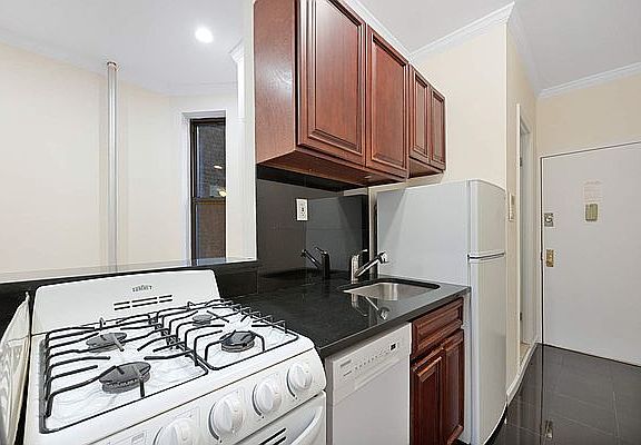 3rd image of 370 Columbus Ave APT 2L