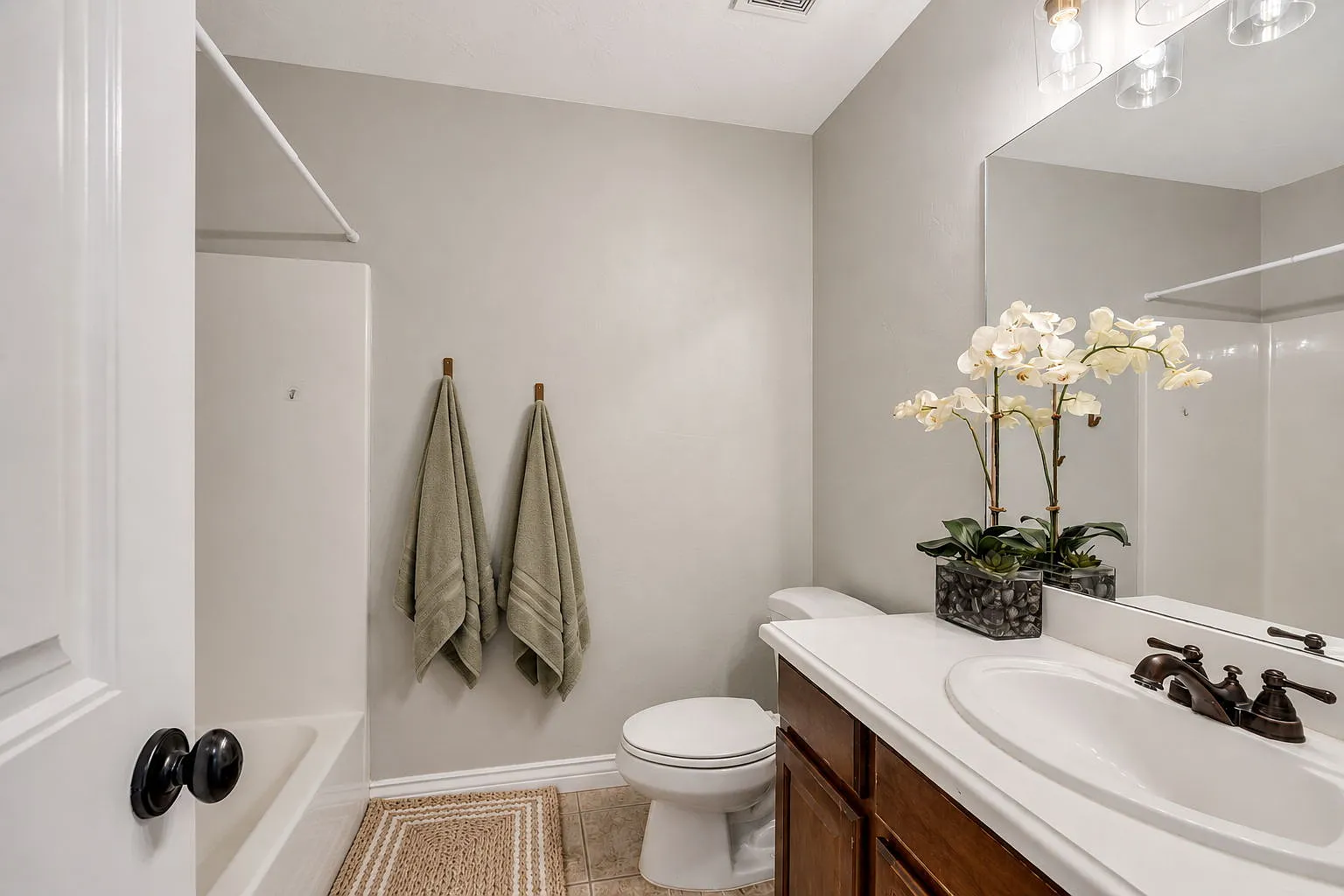 5 bed, 2.5 bath, 2722 sqft, $3,000 — Photo 2