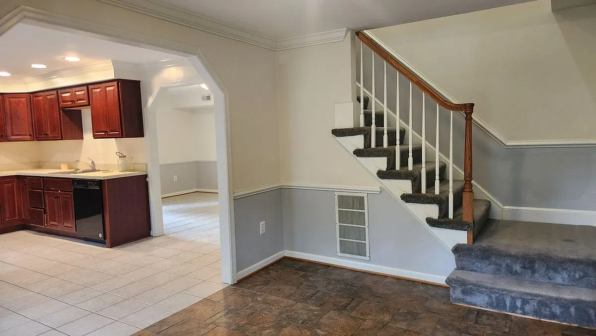 4 bed, 2.0 bath, 2200 sqft, $3,000 — Photo 3