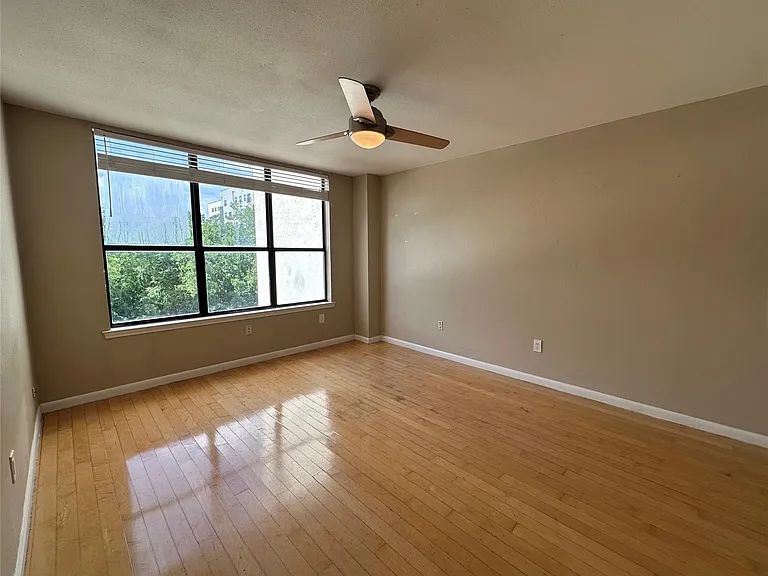 2409 Leon St #205 — Photo 13