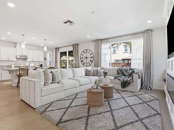 4th image of 2481 Apple Tree Way