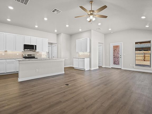 3rd image of 2901 Cottonwood Ave
