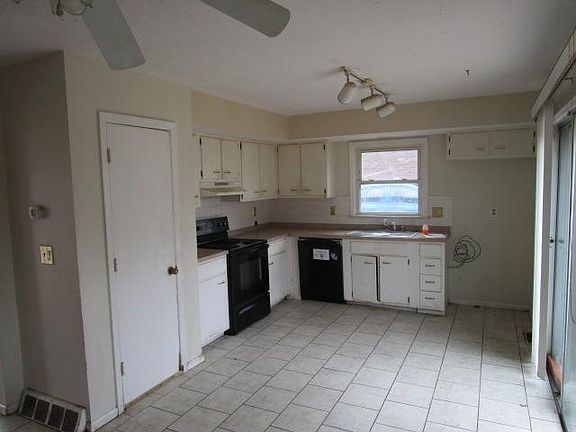 3rd image of 583 Bishop Dr
