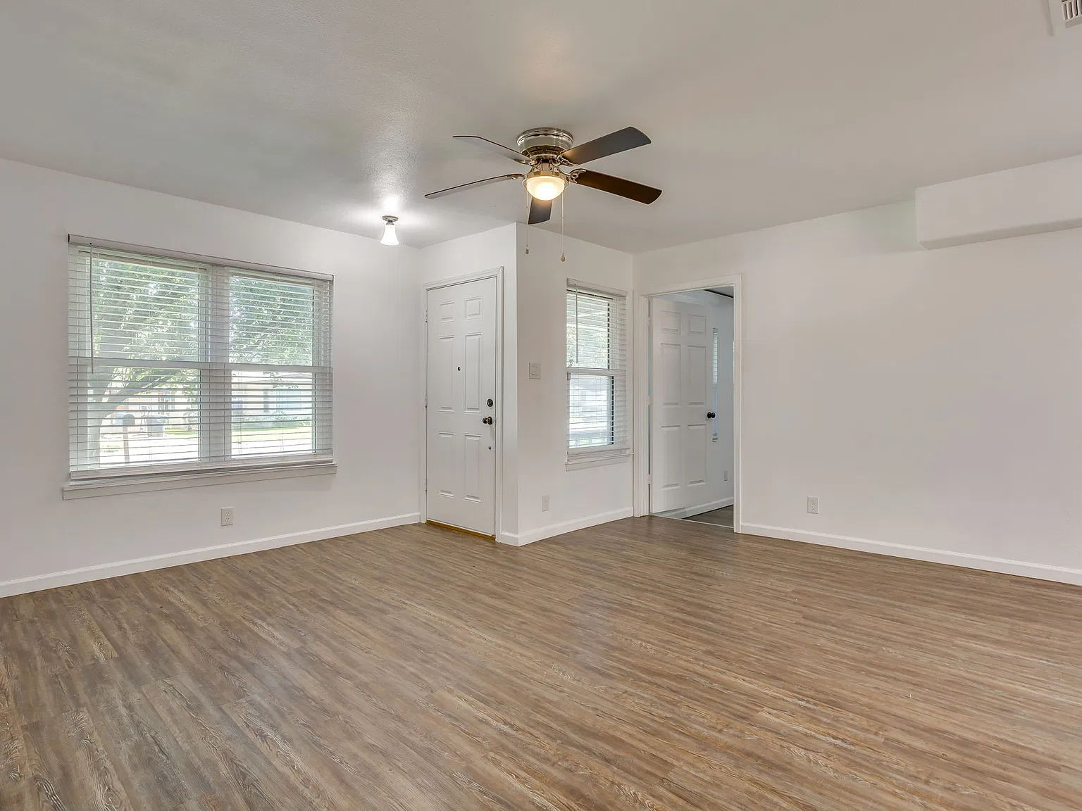 3 bed, 1182 sqft, $1,695 — Photo 2