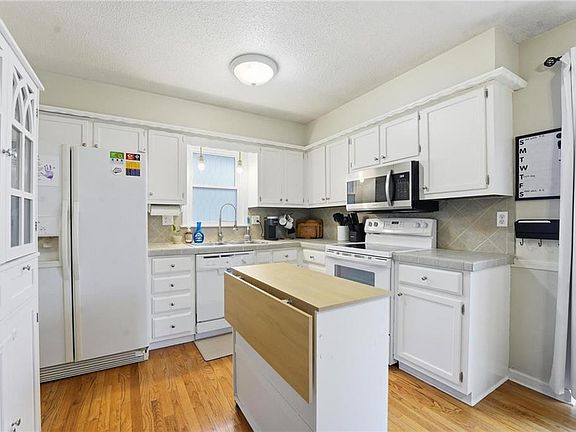 4th image of 307 NE Sharon Dr