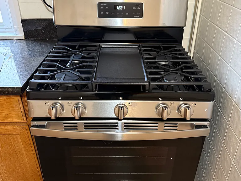 Brand new oven w/ central warming pad