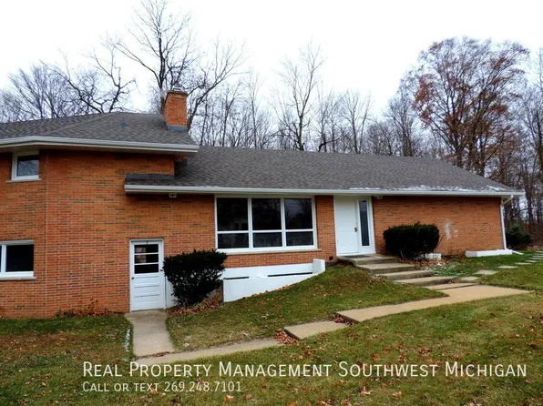 4510 W Hillcrest Dr, Berrien Springs, MI 49103