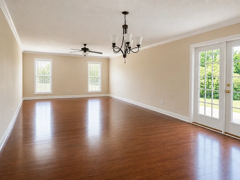 1106 Creekside Cir — Photo 3