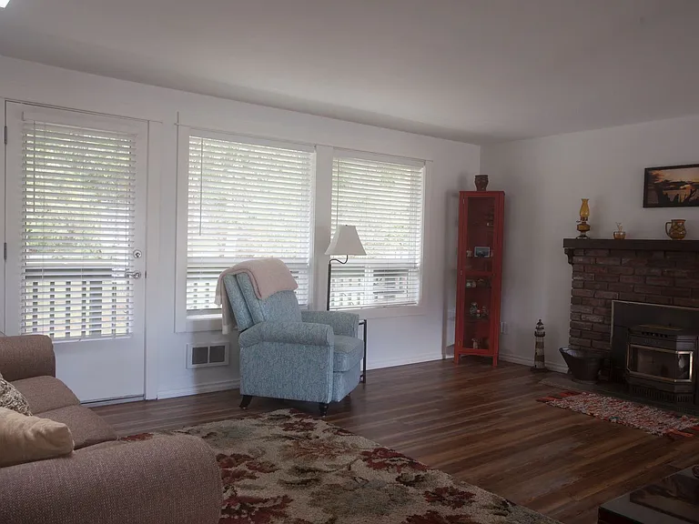 1205 NW Crosby Ave — Photo 9