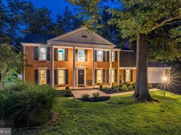 9409 Fairpine Ln, Great Falls, VA 22066