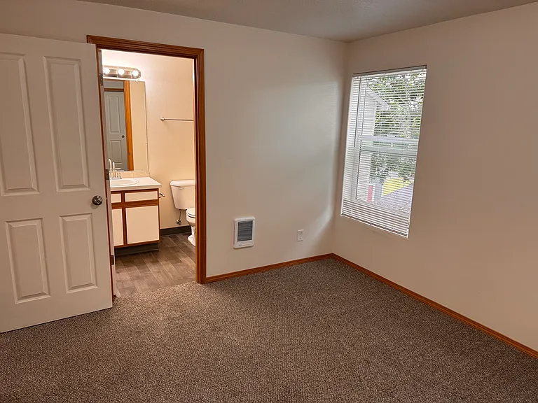 Loganberry Commons — Photo 25