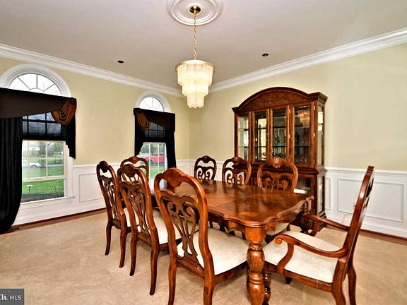 5th image of 105 Fox Hill Dr