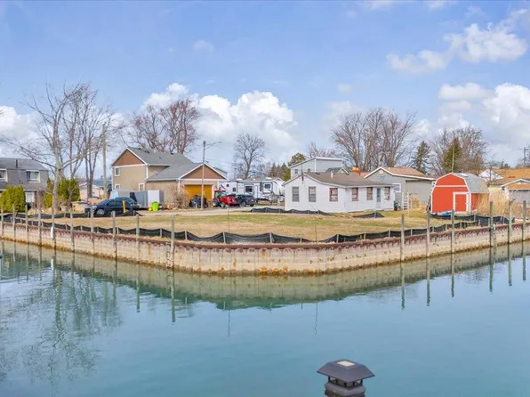 102 Island Ct, Algonac, MI 48001